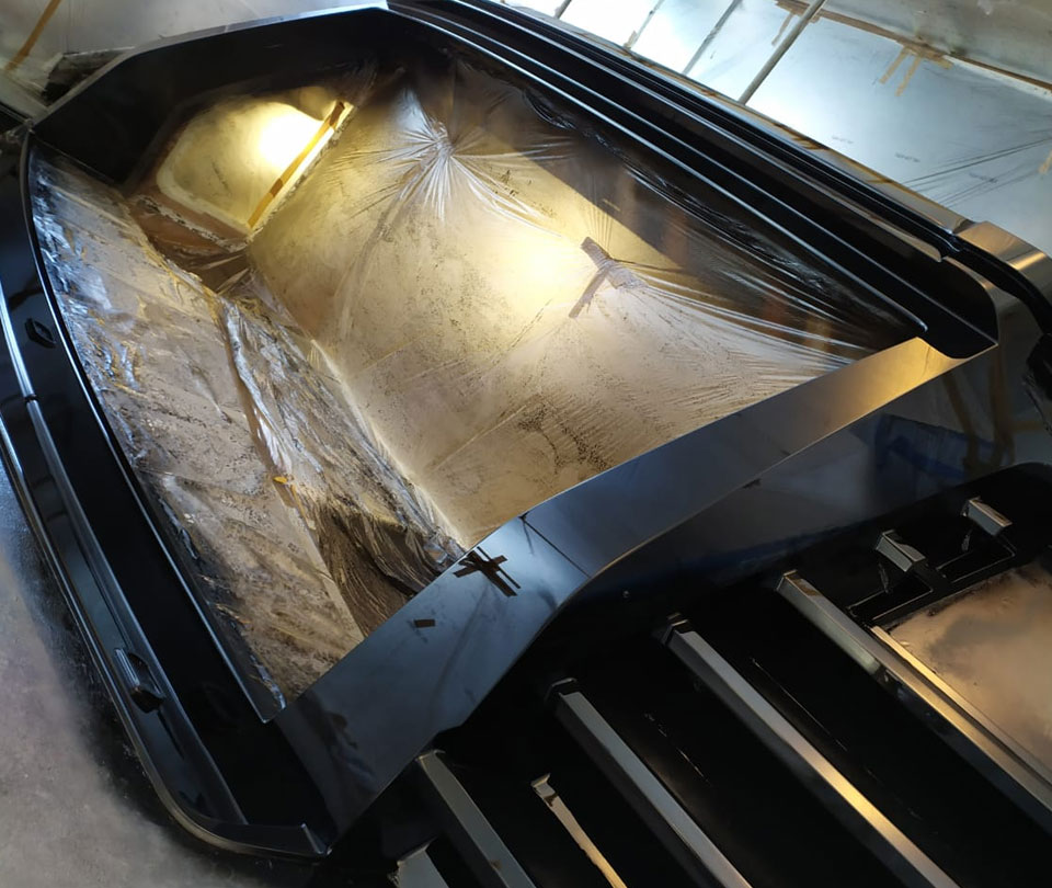 subcontractor painting a yacht for yachtwerft